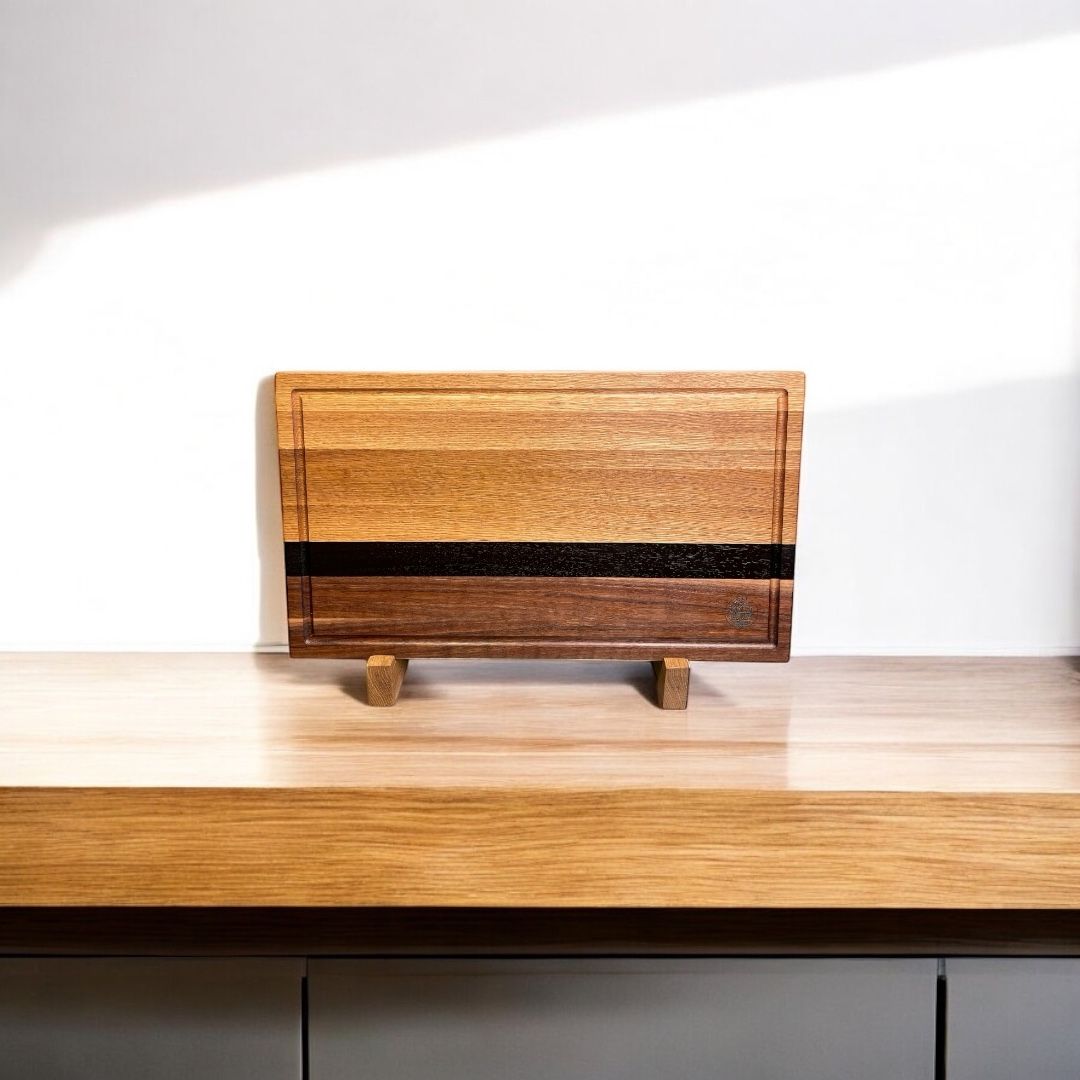 Planche à découper en bois de Noyer, Chêne et Wengé -bois exotiques-. Fait en côtés de planches (edge grain).