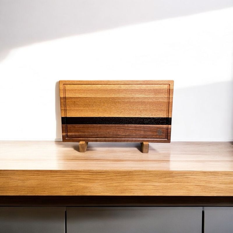 Planche à découper en bois de Noyer, Chêne et Wengé -bois exotiques-. Fait en côtés de planches (edge grain).