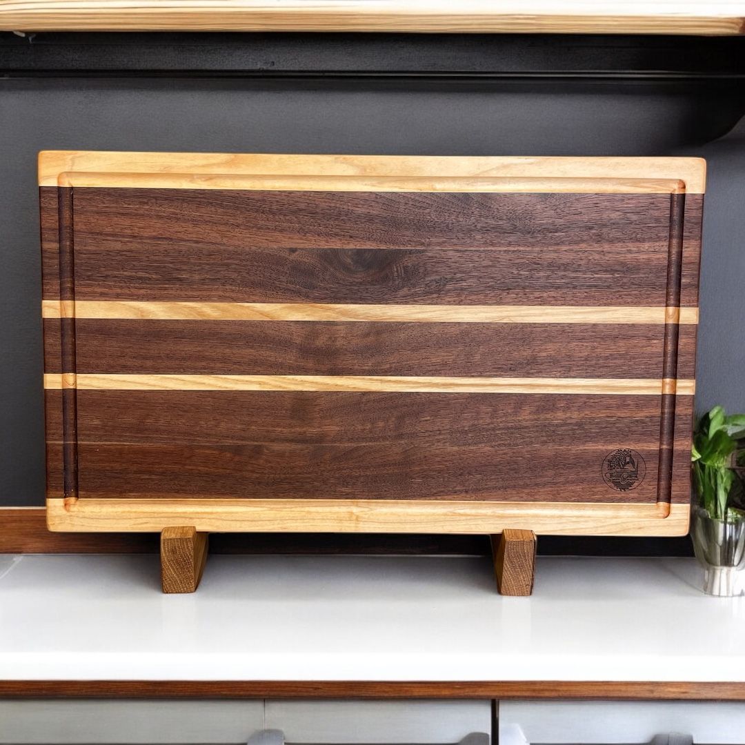 Planche à découper en bois de Noyer et Érable. Fait en côtés de planches (edge grain).