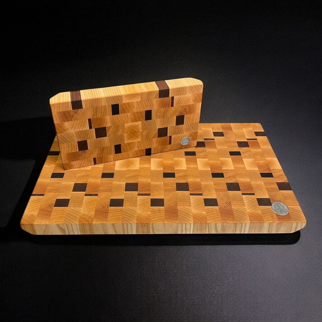 Duo de planches à découper en bois de Frêne, Érable, Noyer et Wengé -bois exotique-. Fait en bouts de planches (end grain).