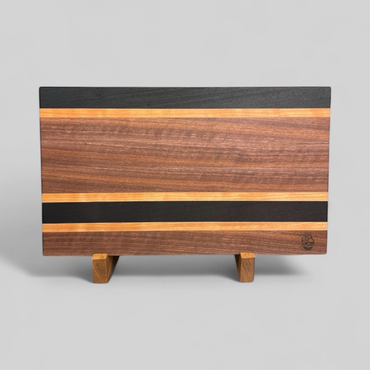 Planche à découper en bois de Noyer, Cerisier et Wengé -bois exotique-. Fait en côtés de planches (edge grain).