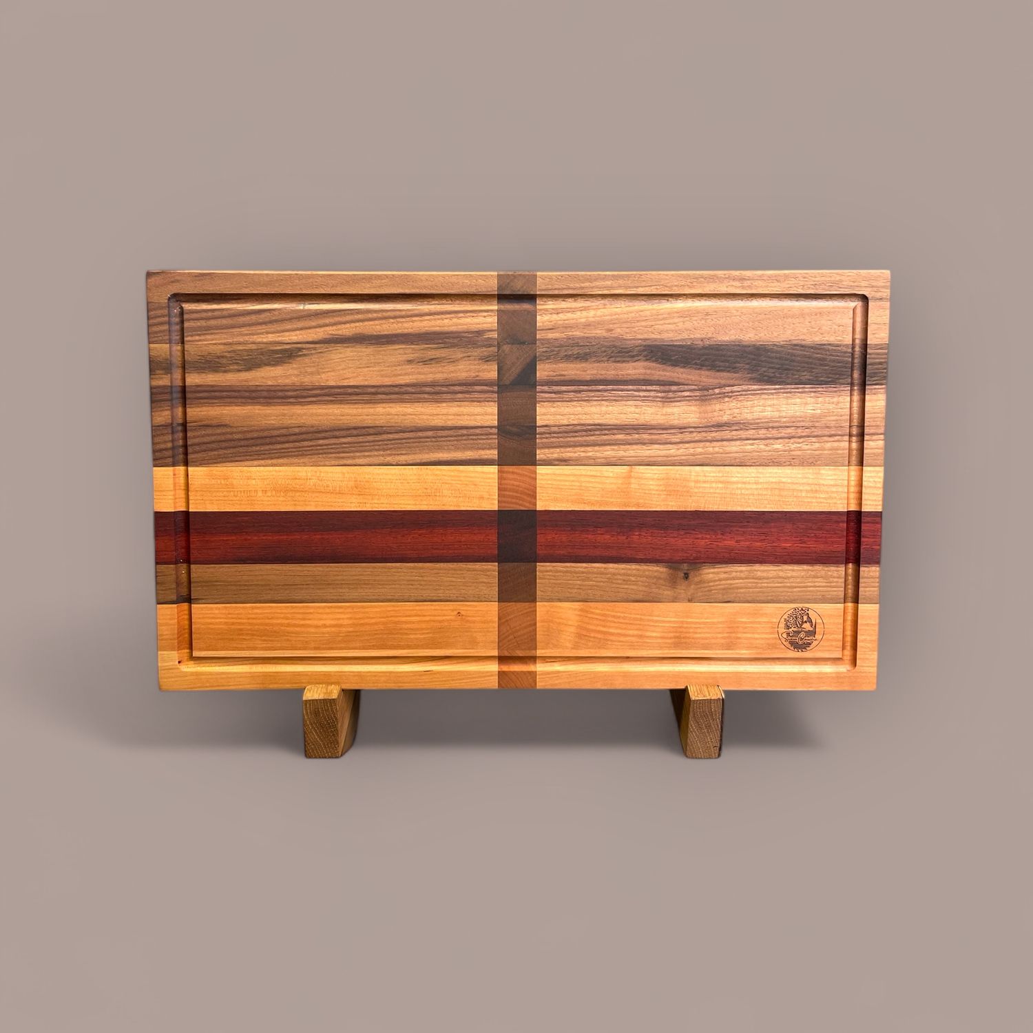 Planche à découper en bois de Noyer, Cerisier et Padauk -bois exotiques-. Fait en côtés et bouts de planches (edge grain et end grain).