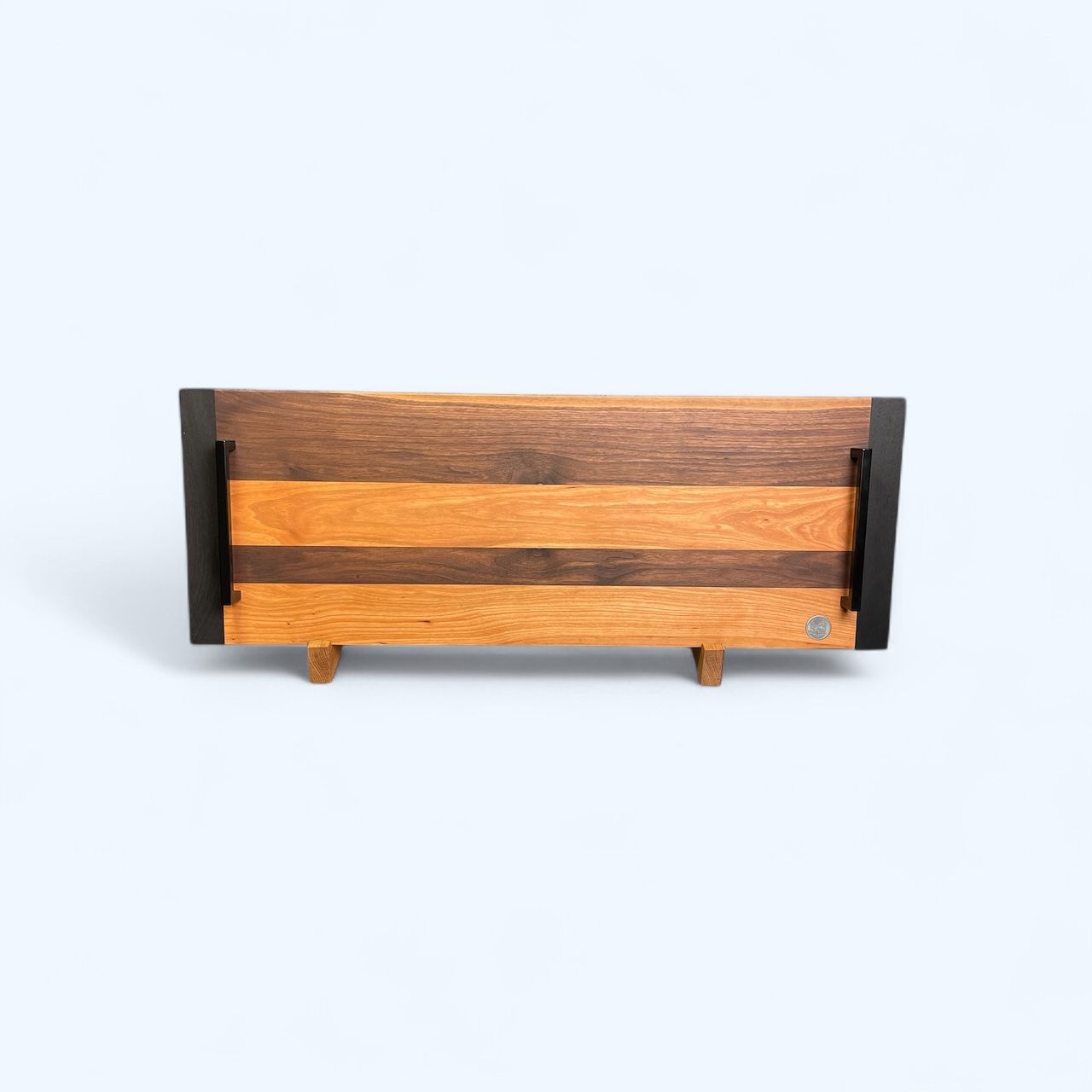(Grand) Planche à servir en bois de Noyer, Cerisier et Wengé -bois exotiques-. Fabriquée en côtés de planches (edge grain).