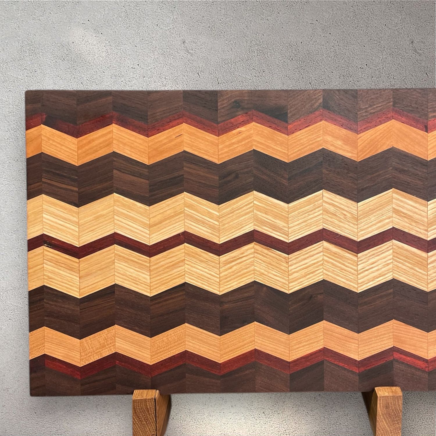 Planche à découper en bois de Noyer, Cerisier, Frêne et Padauk -bois exotique-. Fait en côtés de planches (edge grain).