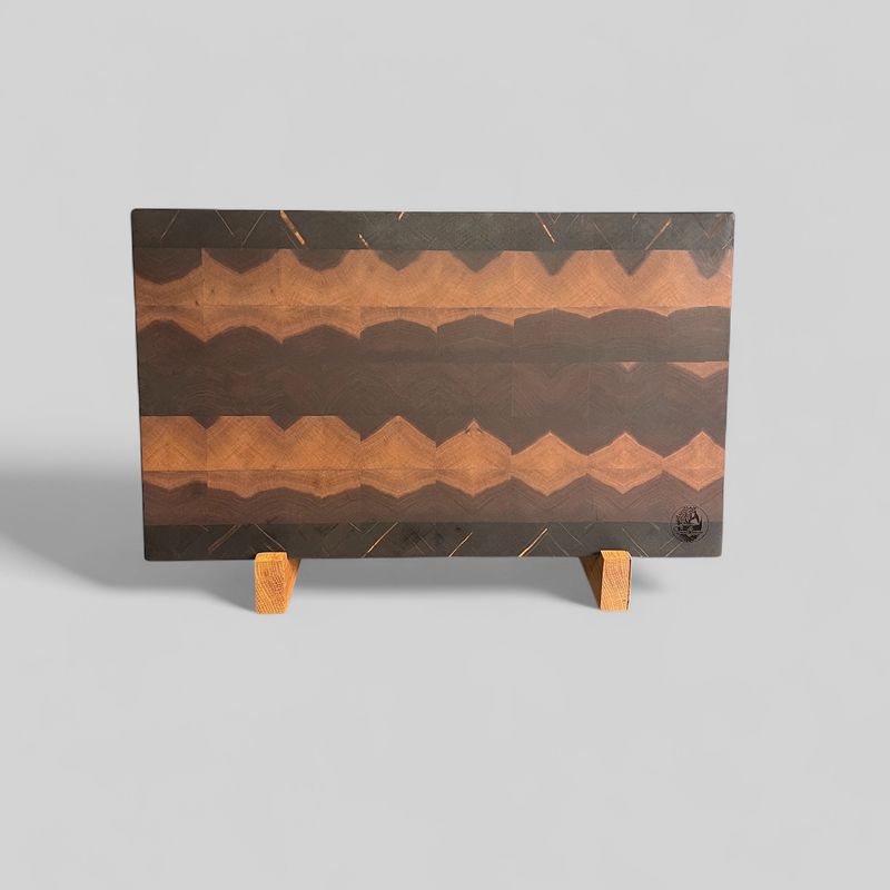 Planche à découper en bois de Noyer et Wengé -bois exotique-. Fait en bouts de planches (end grain). Pieds de luxe en INOX.