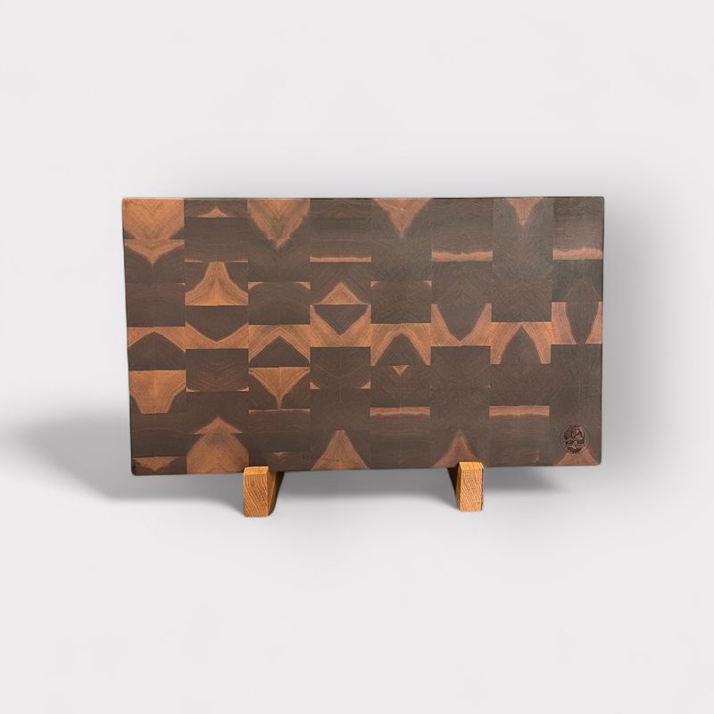 Planche à découper en bois de Noyer. Fait en bouts de planches (end grain). Pieds de luxe en INOX.