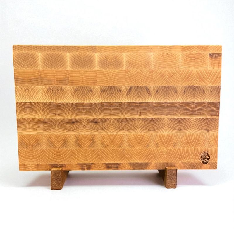 (Bloc) Planche à découper en bois de Frêne. Fait en bouts de planches (end grain). Pieds de luxe en INOX.
