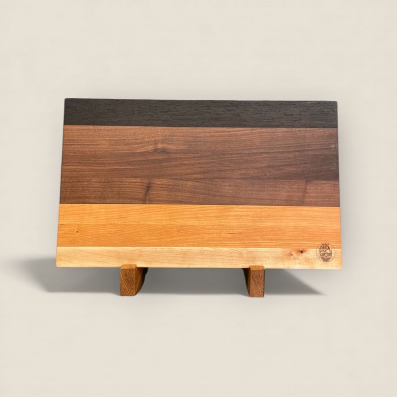 Planche à découper en bois de Noyer, Cerisier, Frêne et Wengé (bois exotique). Fait en côtés de planches (edge grain).
