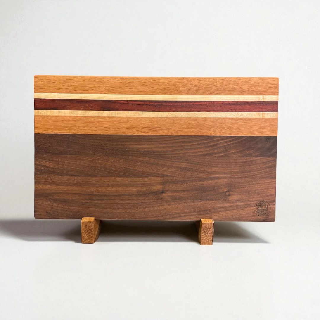 Planche à découper en bois deNoyer,  Chêne, Érable et Padauk (bois exotique). Fait en côtés de planches (edge grain).