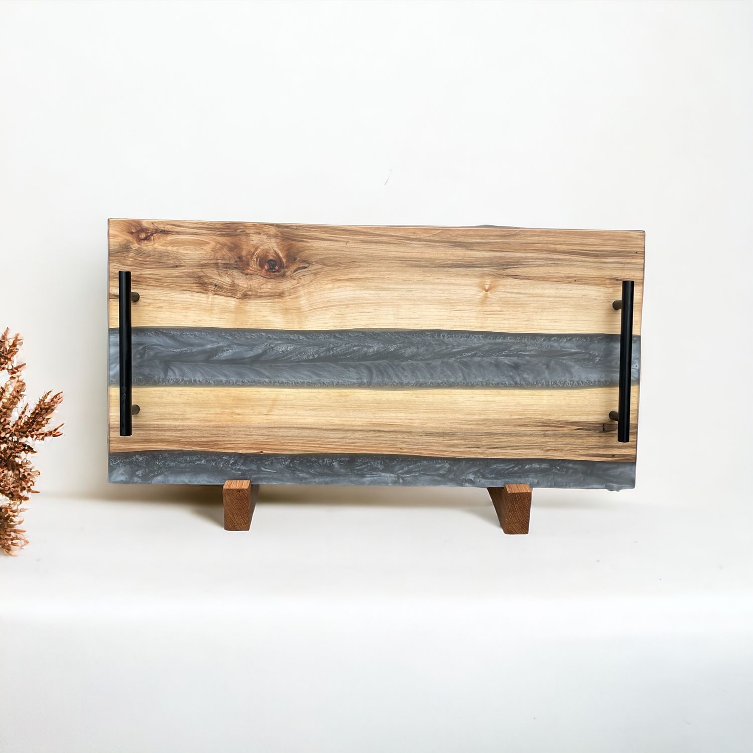 Plateau à servir en bois d'Érable et en Époxy gris