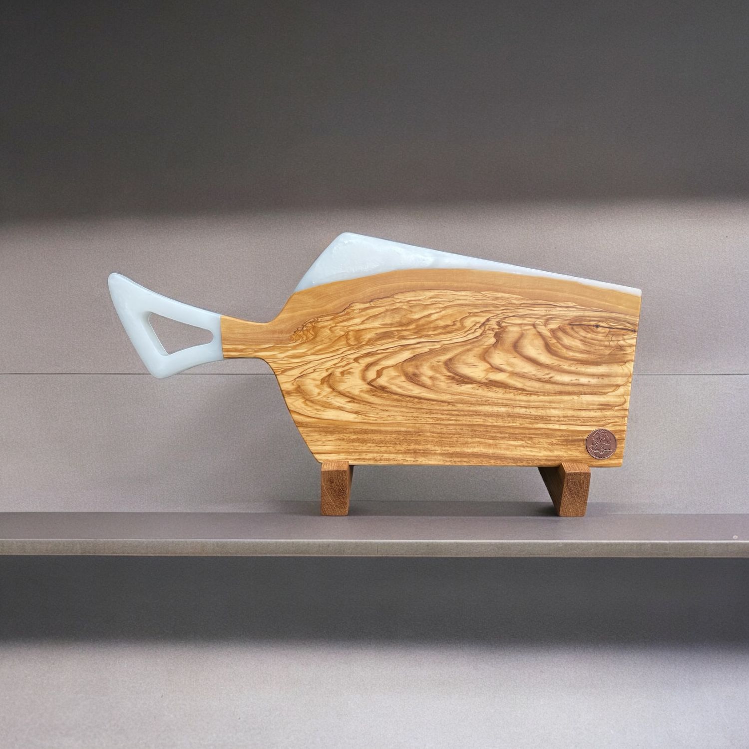 Planche à servir en bois d'Olivier et en Époxy Blanc