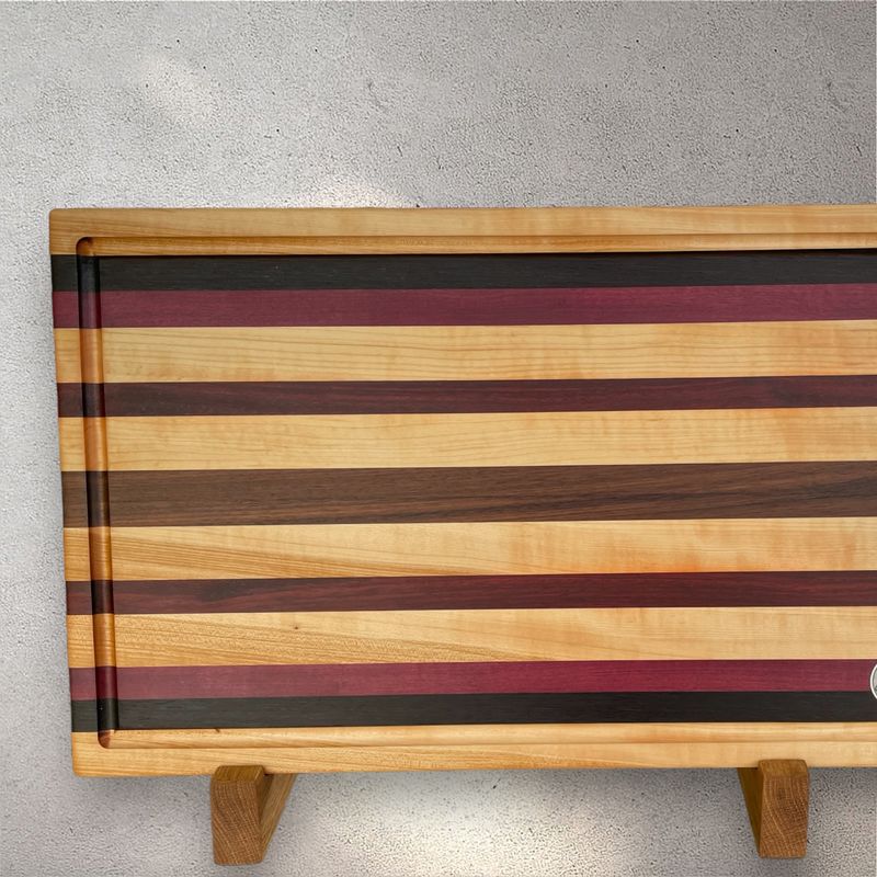 Planche à découper en bois d'Érable, Noyer, Wengé, Purpleheart et Padauk -bois exotiques-. Fait en côtés de planches (edge grain).