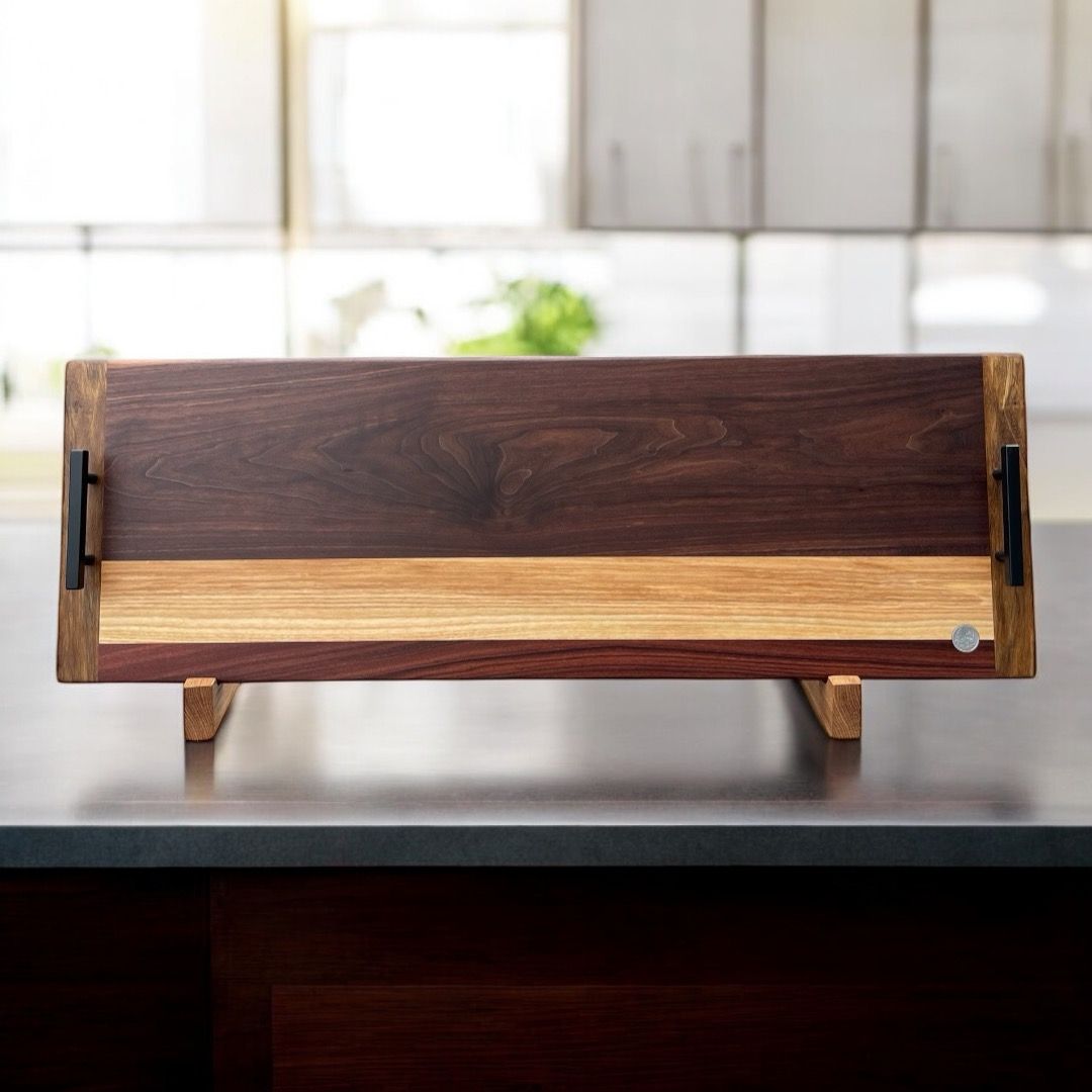 (Grand) Planche à servir en bois de Noyer, Frêne, Bois de Rose Bolivien et Black Limba -bois exotiques-. Fabriquée en côtés de planches (edge grain).