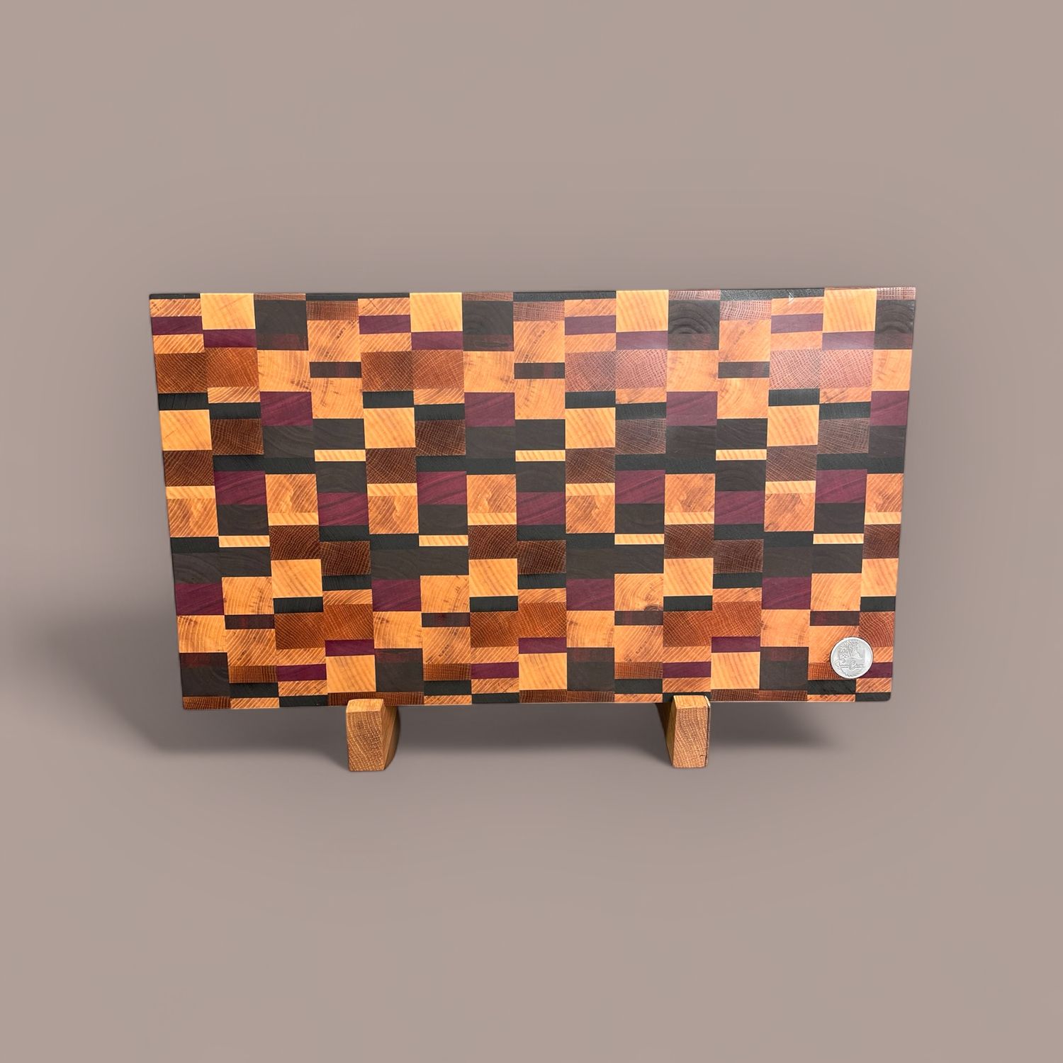 Planche à découper en bois de Cerisier, Érable, Chêne, Frêne, Noyer, Amarande, Padauk et Wengé -bois exotiques-. Fait en bouts de planches (end grain). Avec pieds en Inox.