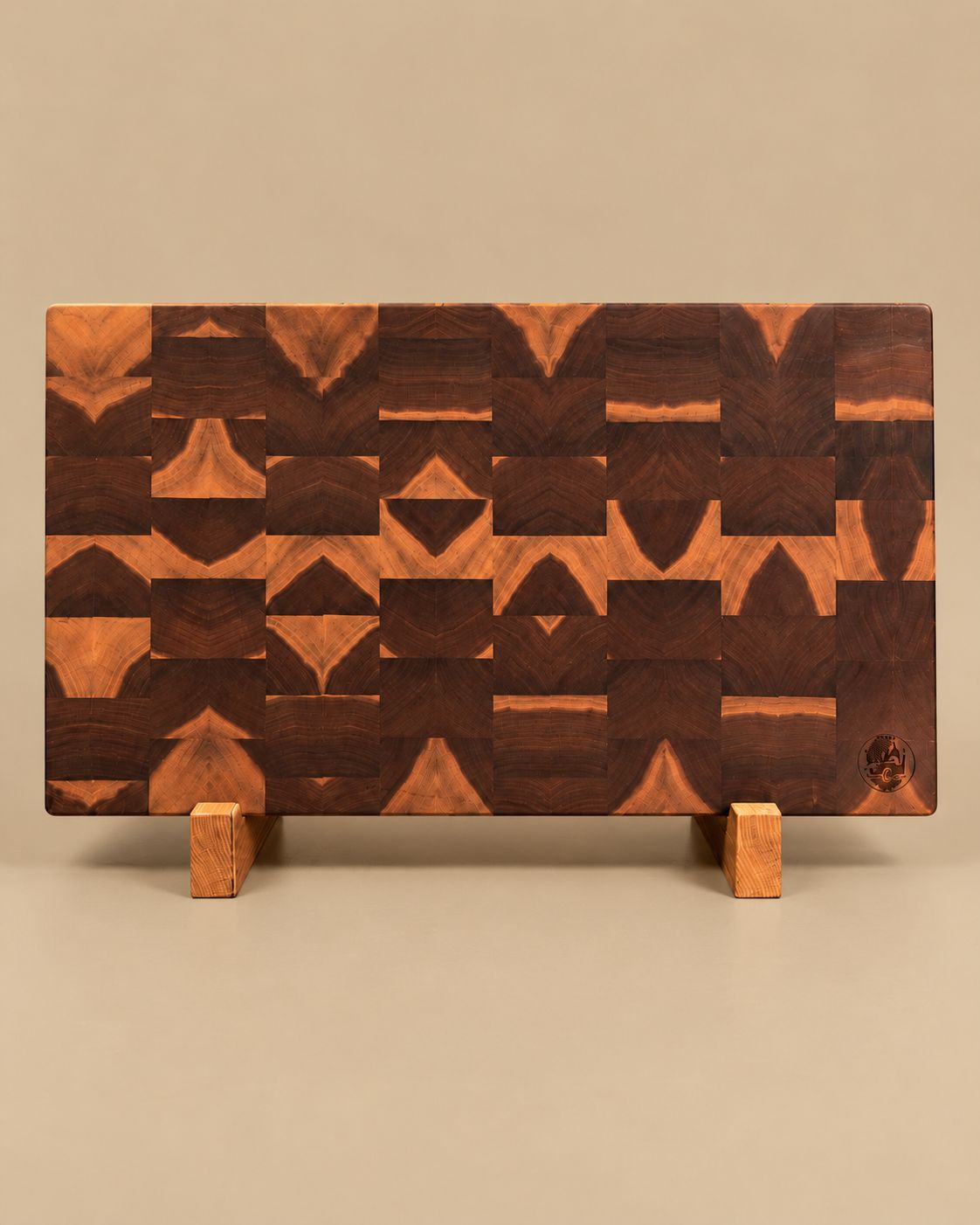 Planche à découper en bois de Noyer. Fait en bouts de planches (end grain).
