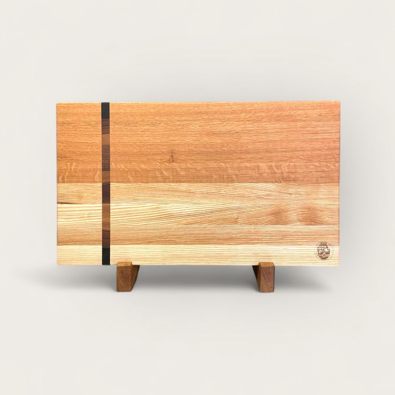 Planche à découper en bois de Chêne, Frêne, Noyer et Wengé -bois exotique-. Fait en bouts et côtés de planches (end grain et edge grain). Avec pieds en Inox.