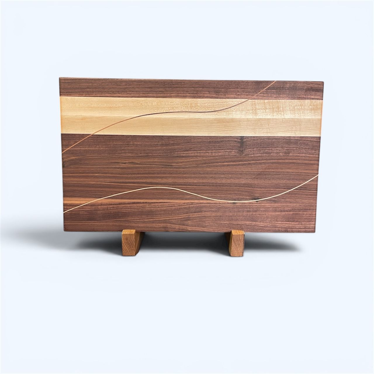 Planche à découper en bois de Noyer et Érable. Fait en côtés de planches (edge grain).
