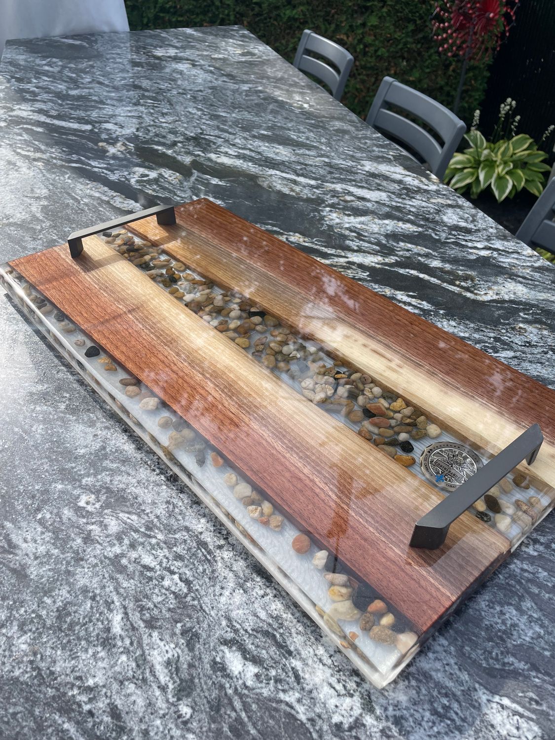 Planche à servir en bois de Noyer et en Époxy translucide (Projet Sur Mesure Dominic Lefebvre)