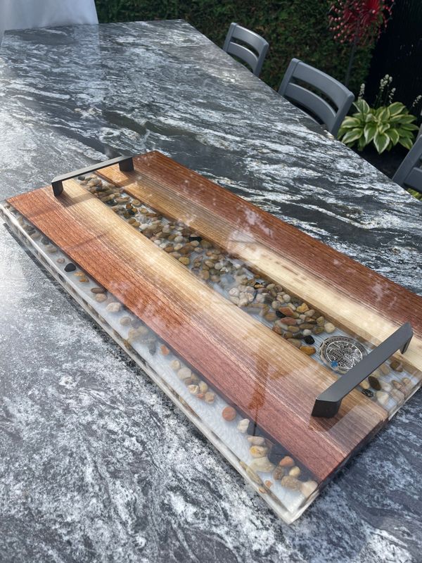 Planche à servir en bois de Noyer et en Époxy translucide (Projet Sur Mesure Dominic Lefebvre)