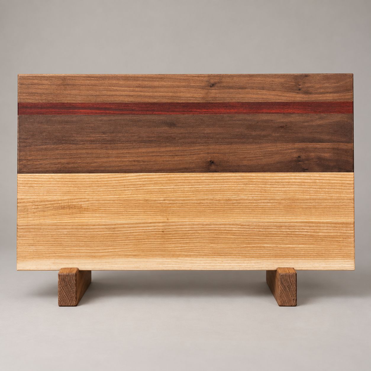Planche à découper en bois de Frêne, Noyer et Padauk (bois exotique). Fait en côtésde planches (edge grain).