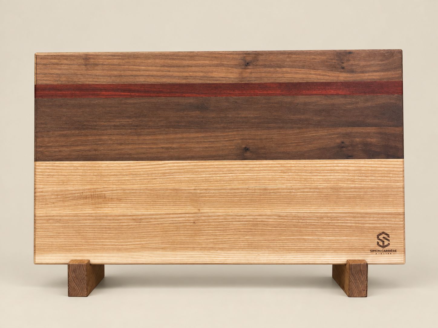 Planche à découper en bois de Frêne, Noyer et Padauk (bois exotique). Fait en côtésde planches (edge grain).