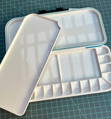 Paleta de viaje Hermética color AZUL - 18 POZOS y 4 Areas de MEZCLAR Acuarelas