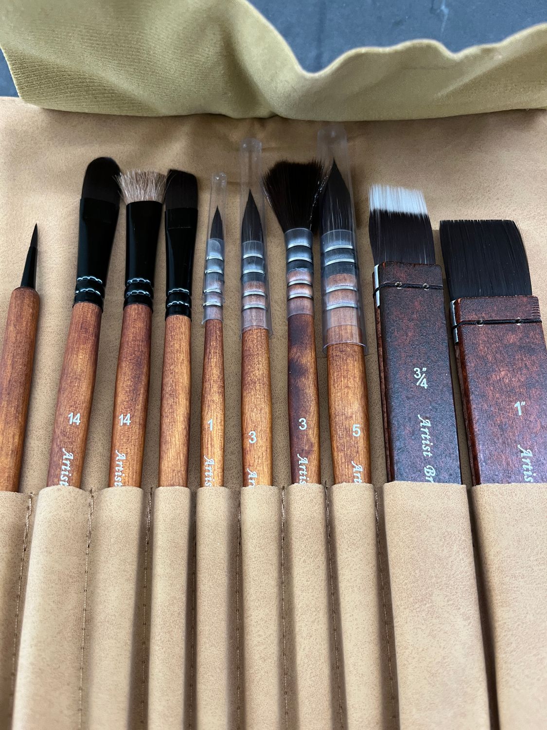 SET de 10 Pinceles con mango de madera y  estuche