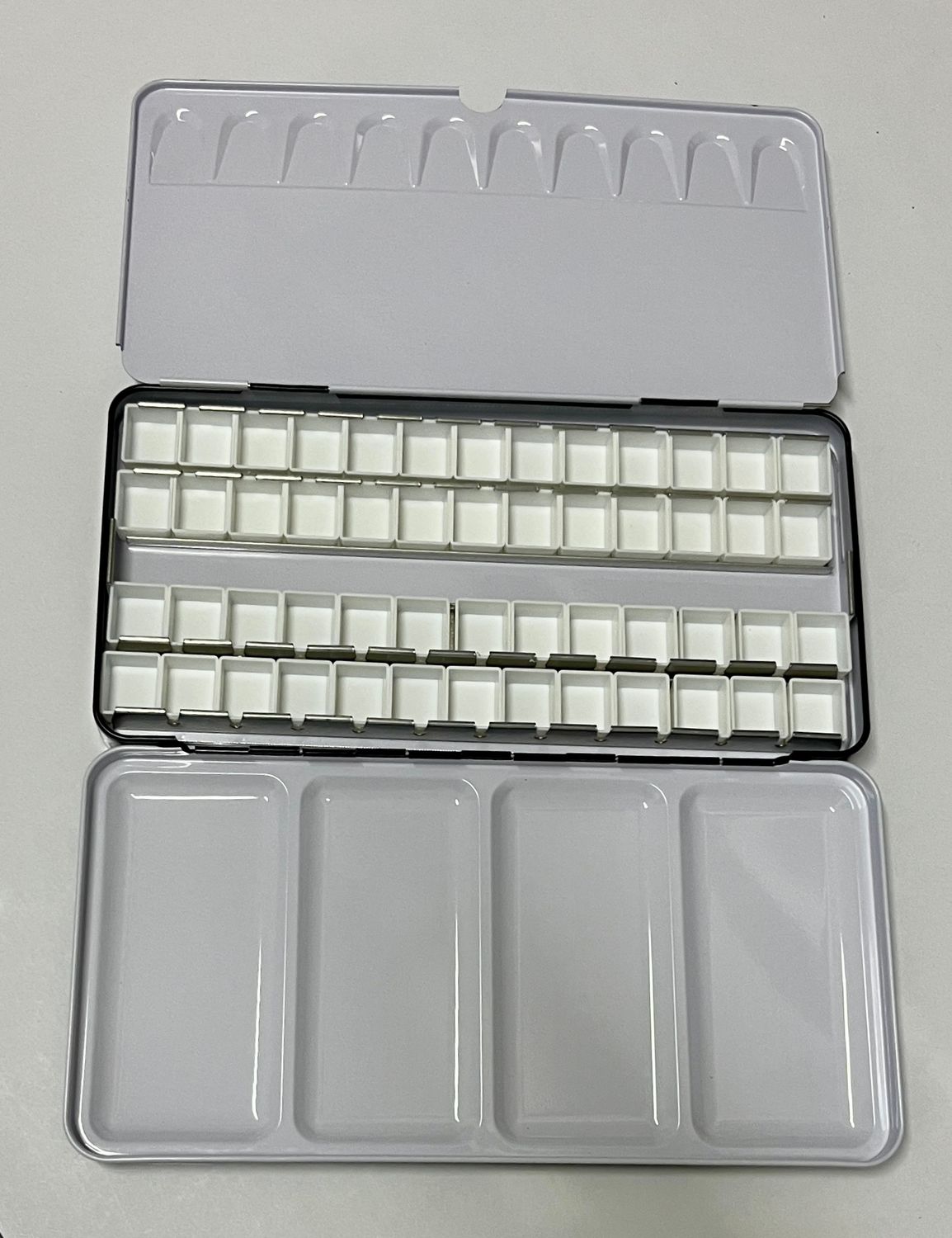 Paleta Metálica para Mezclas en Acuarela y 52 Recipientes de pintura