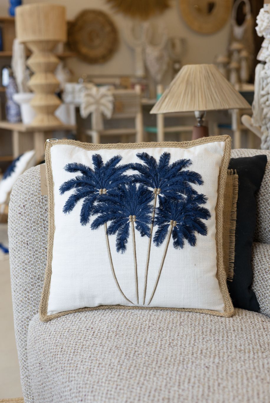 Wit kussen blauwe palm jute rand