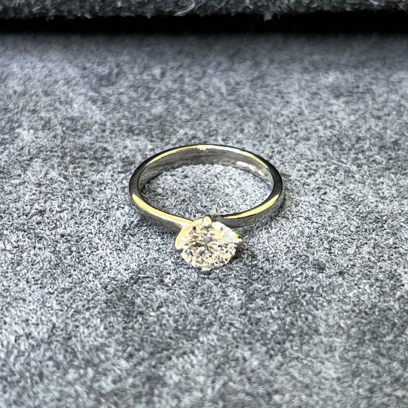 Pre-Owned Platinum 0.90ct D SI1 Diamond Solitaire Ring