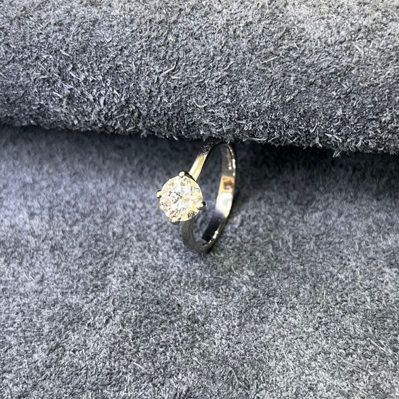 Pre-Owned Platinum 0.90ct D SI1 Diamond Solitaire Ring