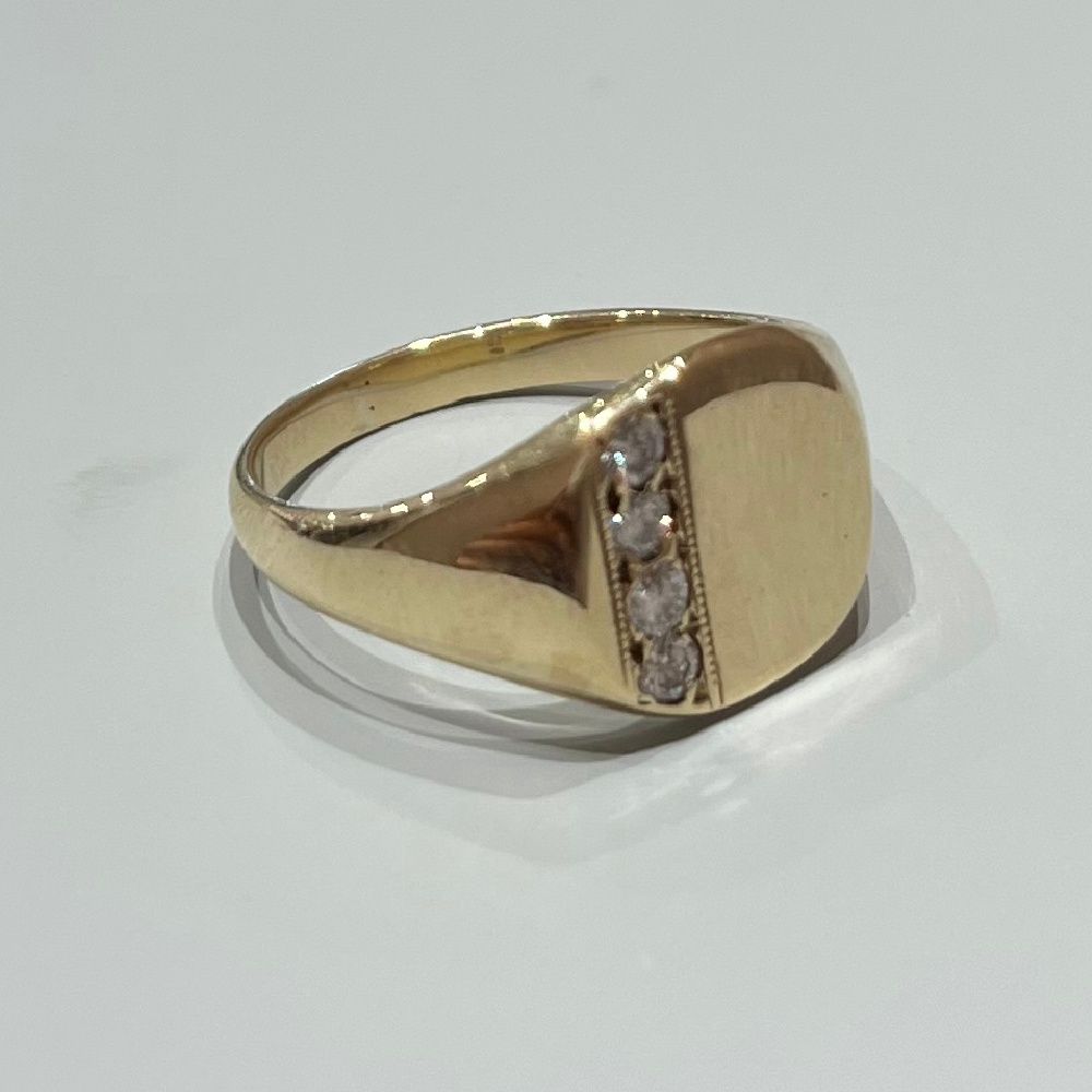 Pre-Owned 9ct Yellow Gold 0.20ct Diamond Signet Ring