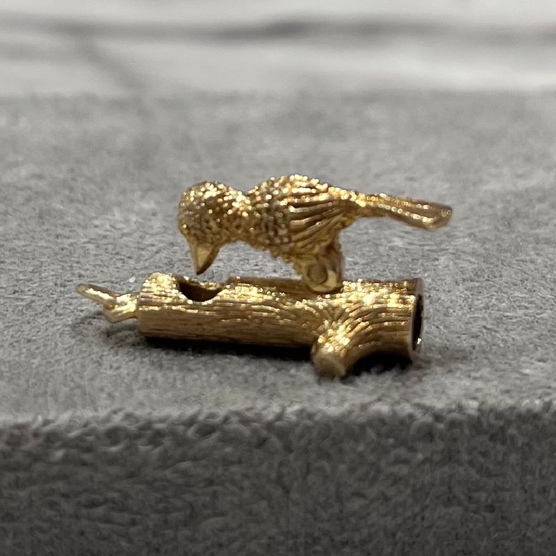 Pre- Owned 9ct Yellow Gold Vintage Woodpecker Charm Pre- Owned 9ct Yellow Gold Vintage Woodpecker Charm