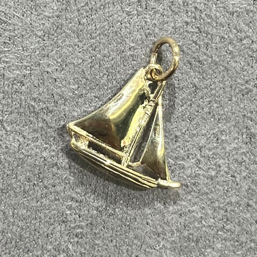 Pre-Owned 9ct Yellow Gold Vintage Boat Charm 1.16g