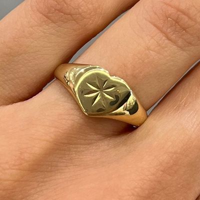 Pre-Owned 9ct Yellow Gold Star Engraved Heart Signet Ring