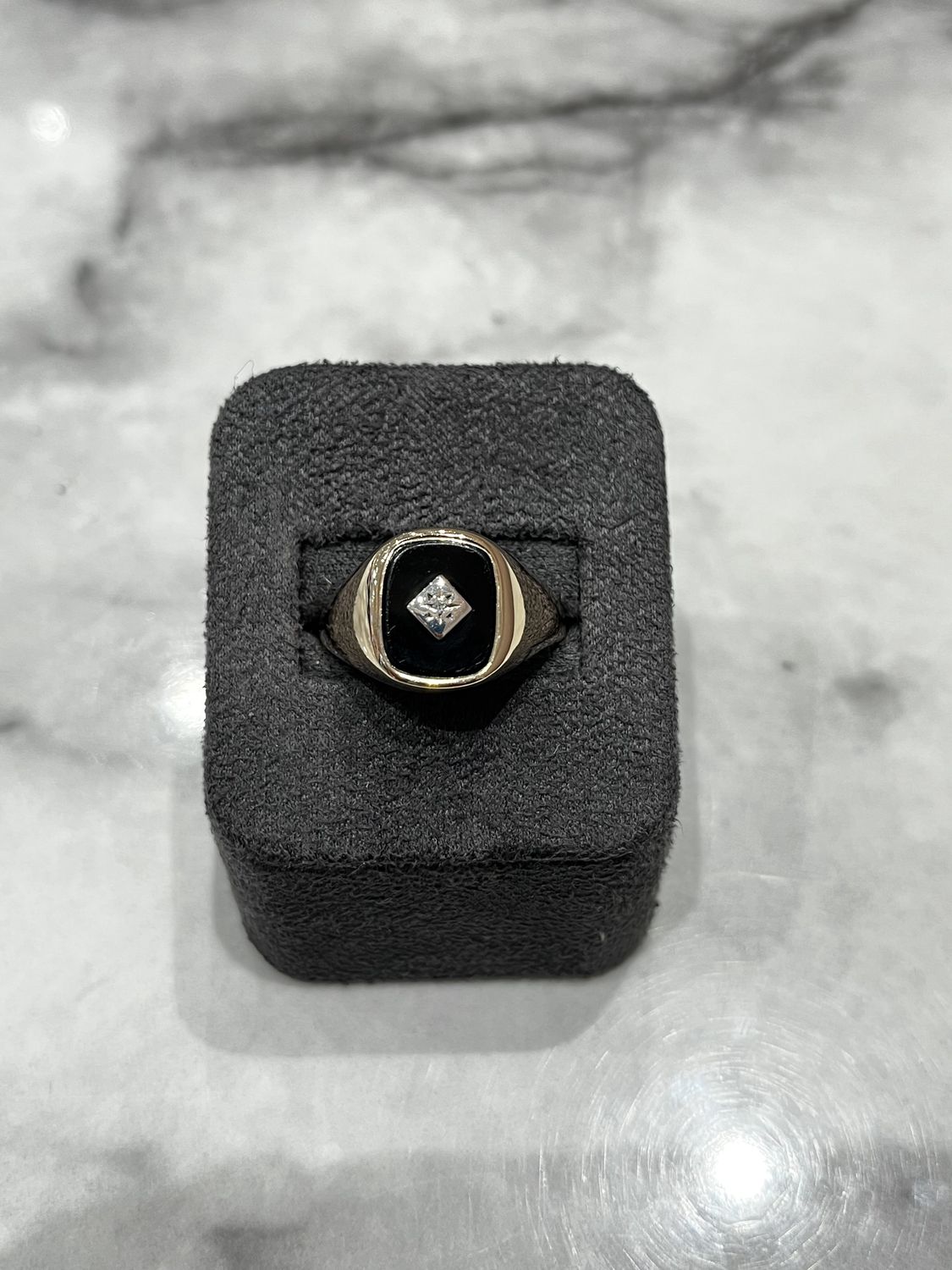 Pre-Owned 9ct Yellow Gold Onyx &amp; Diamond Set Gents Ring