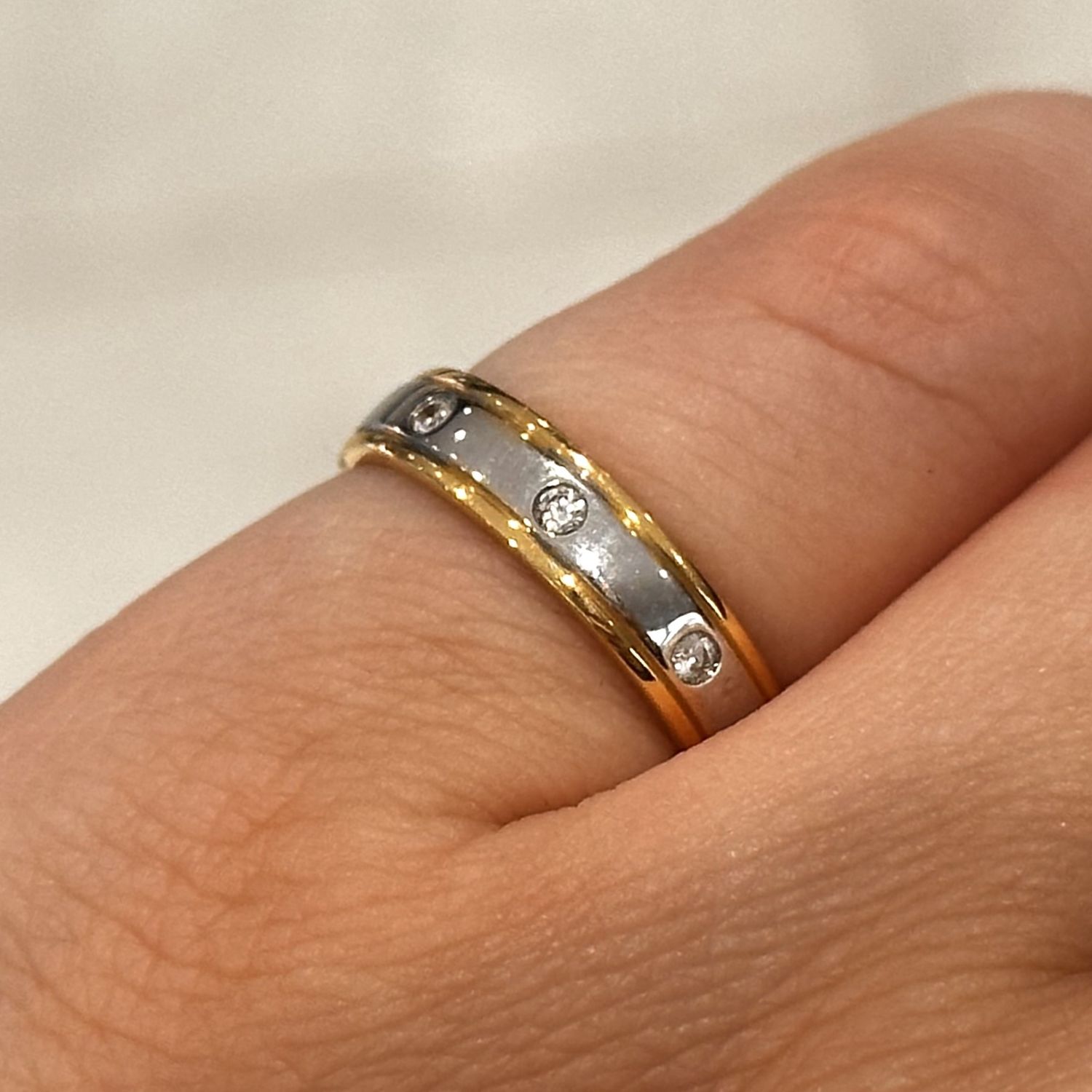 Pre-Owned 18ct Yellow and White Gold Diamond Weddng Ring 0.09ct H i1