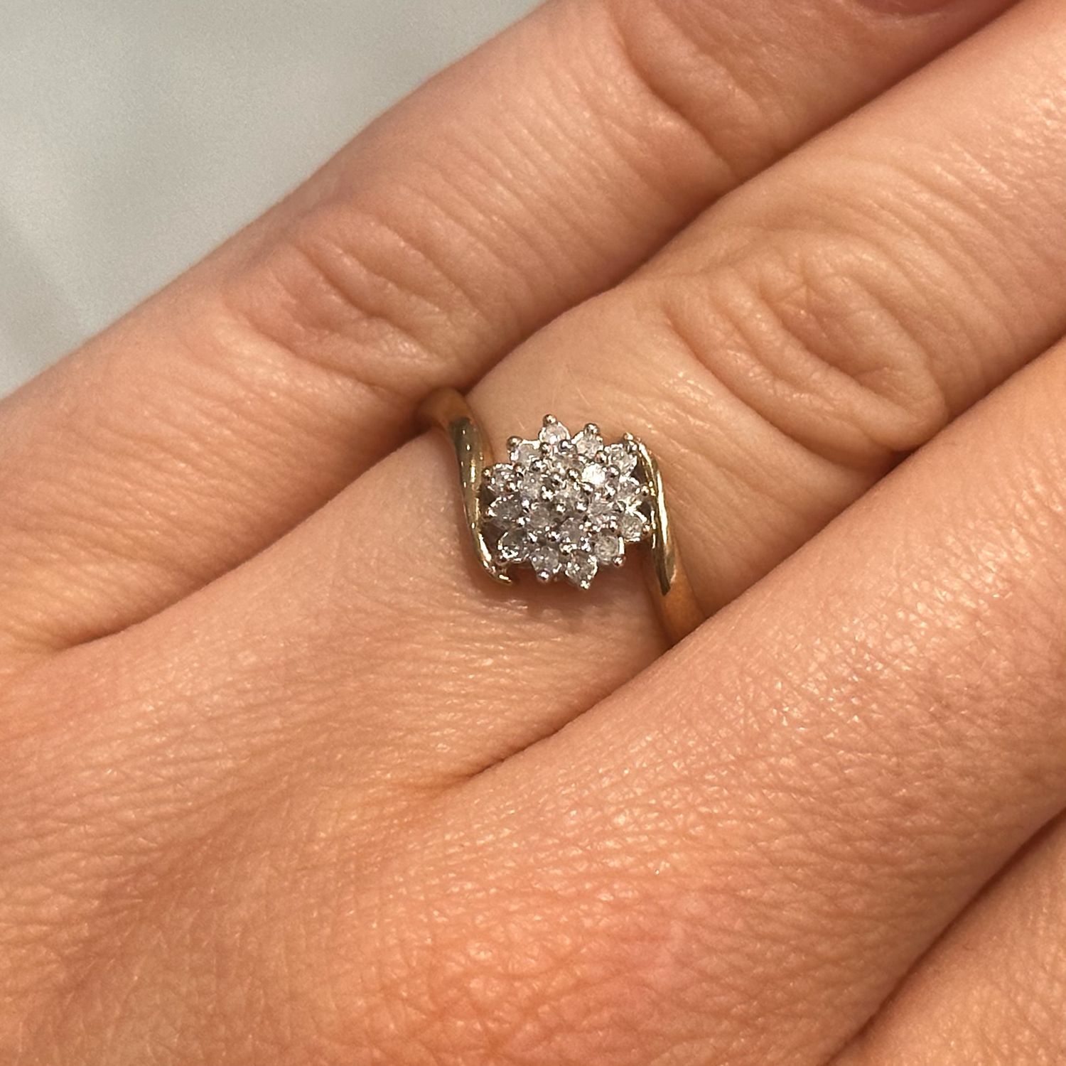 Pre-Owned 9ct Yellow Gold Twisted Diamond Cluster Ring