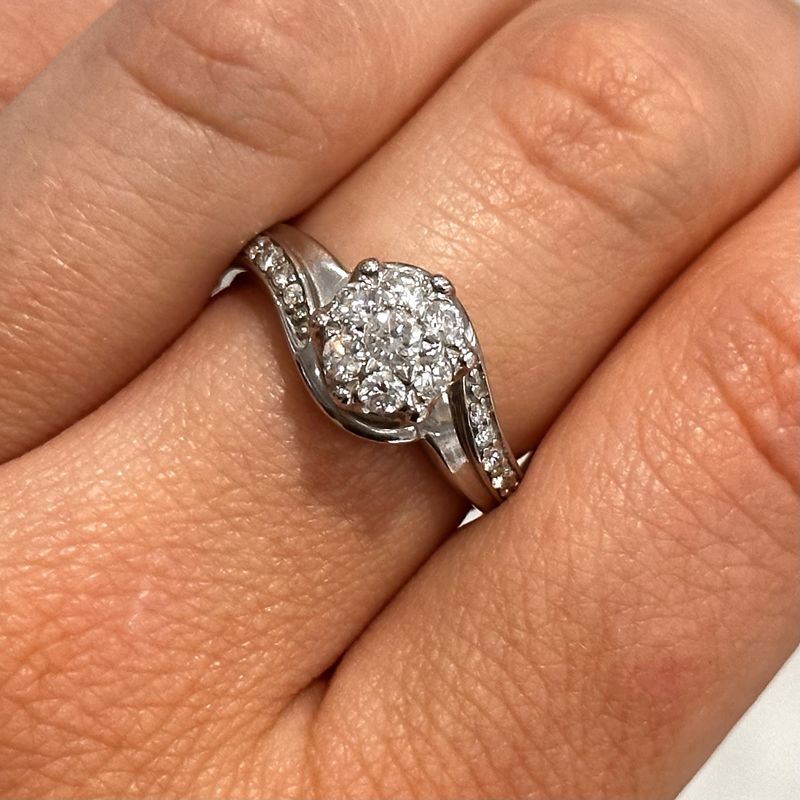 Pre-Owned 9ct White Gold Twisted Style Flower Cluster Ring 0.50ct H l1 Pre-Owned 9ct White Gold Twisted Style Flower Cluster Ring 0.50ct H l1