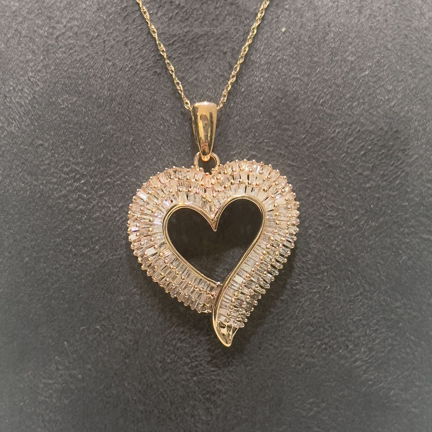 Pre-Owned 9ct Rose gold Diamond Heart Pendant
