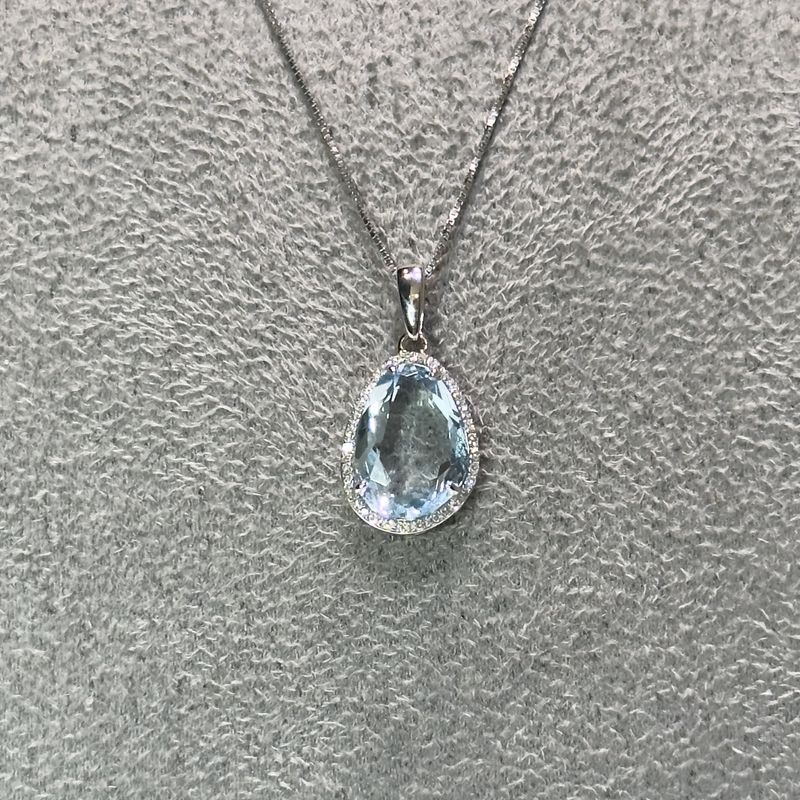 9ct White Gold Irregular Blue Topaz Pendant 9ct White Gold Irregular Blue Topaz Pendant