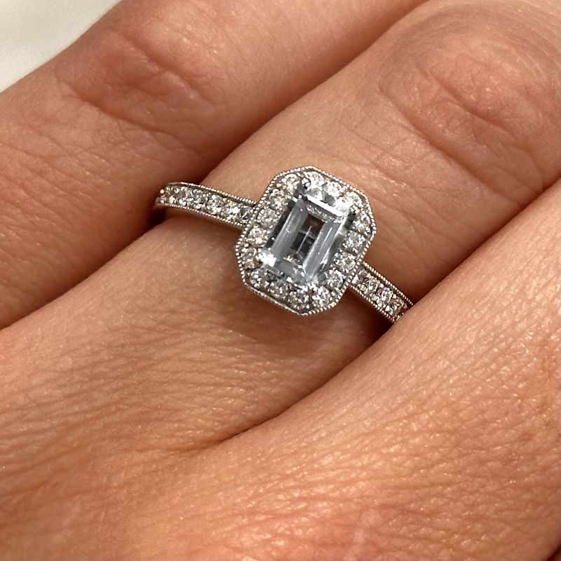 18ct White Gold Aquamarine &amp; Diamonds Cluster Ring