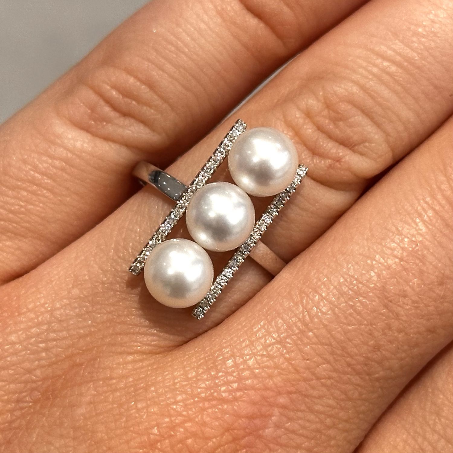 9ct White Gold Pearl and Diamond Bar Ring