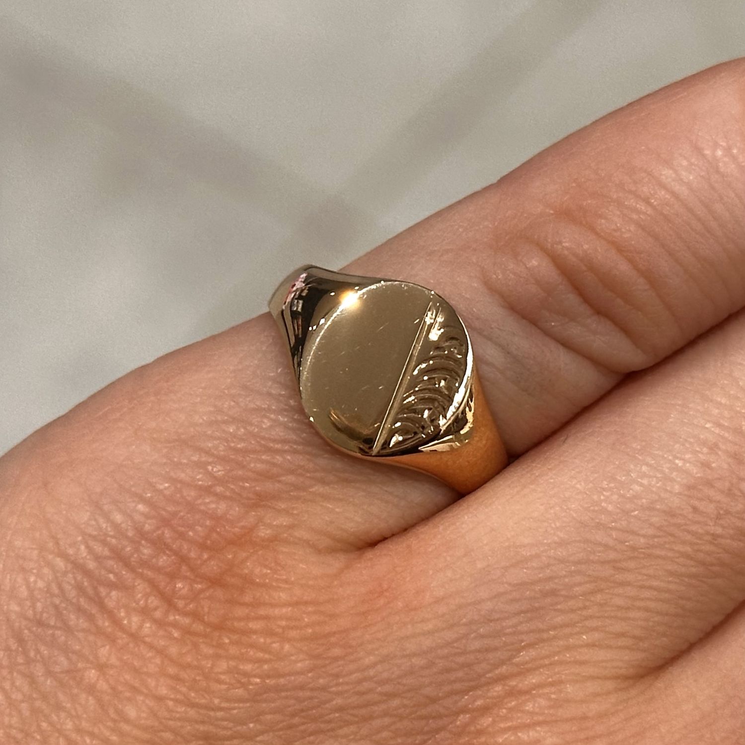 Pre-Owned 9ct Yellow Gold Oval Signet Ring with Pattern