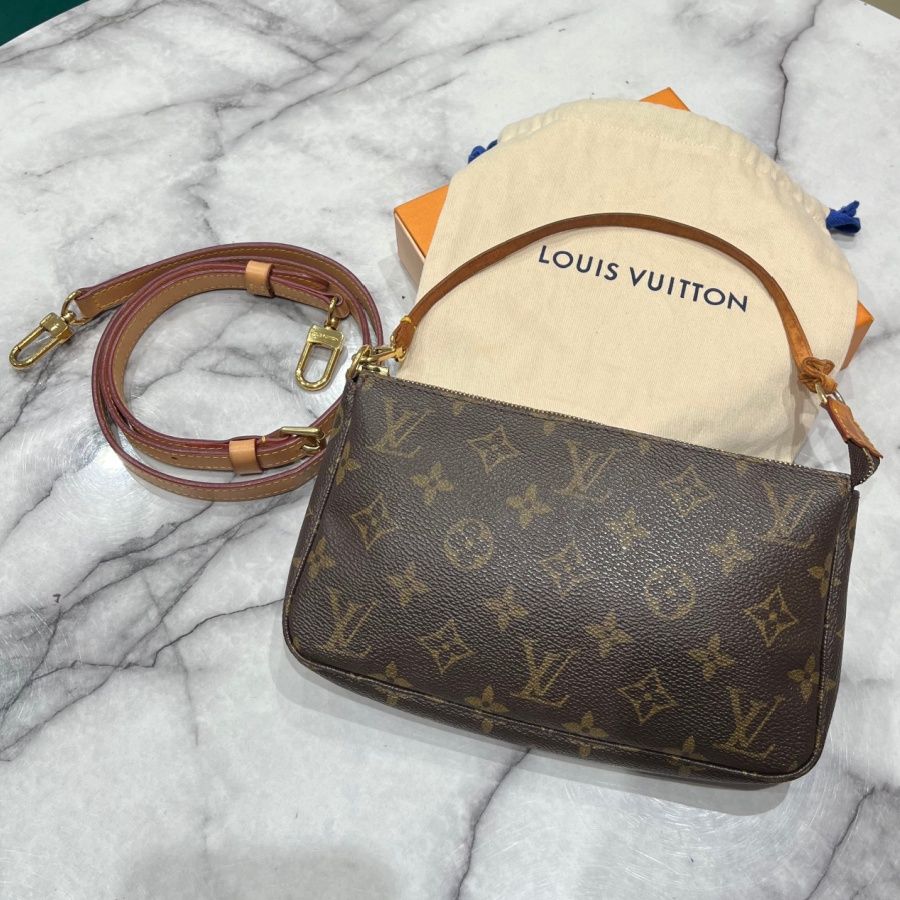 Pre-Owned Louis Vuitton Pochette Accessoires in Monogram Canvas