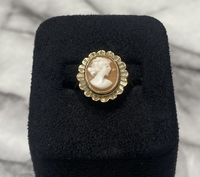 Pre-Owned 9ct Yellow Gold Vintage Cameo Ring Circa 1972