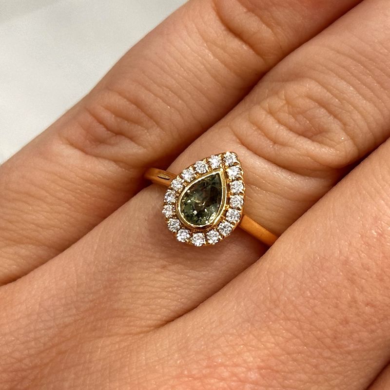 18ct Yellow Gold Pear Shape Green Sapphire &amp; Diamond Ring