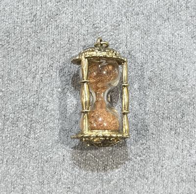 Pre-Owned 9ct Yellow Gold Hourglass Sand Timer Charm