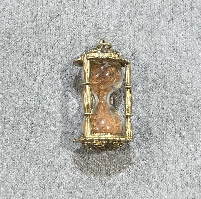 Pre-Owned 9ct Yellow Gold Hourglass Sand Timer Charm
