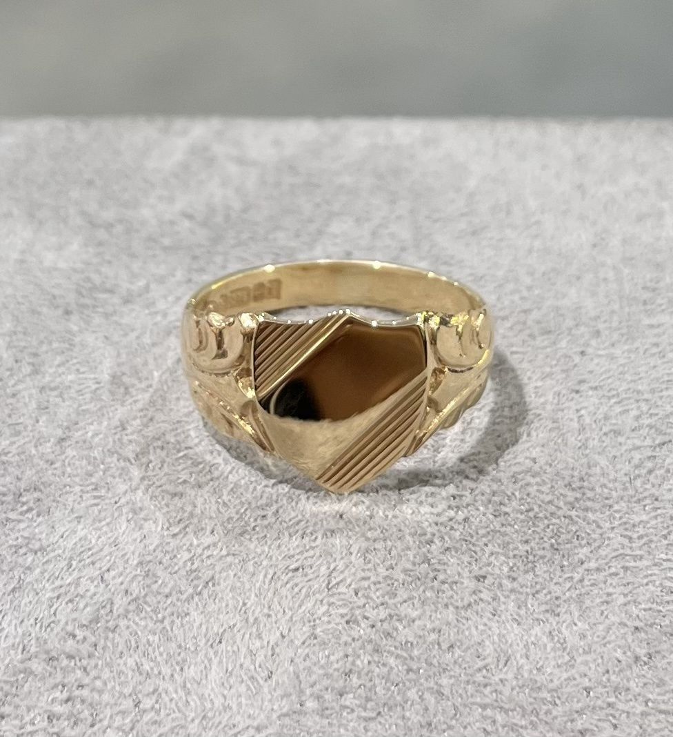 Pre-owned 9ct Yellow Gold Vintage Shield Signet Ring